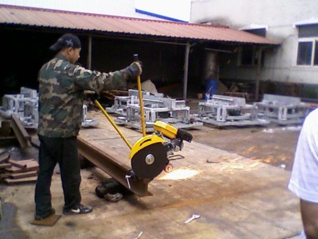 點擊查看詳細信息<br>標題：內燃鋸軌機工作照 閱讀次數(shù)：11574