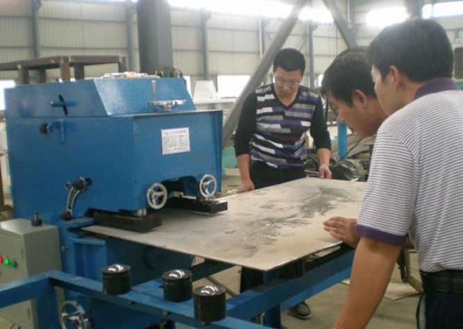 點擊查看詳細信息<br>標題：固定式平板坡口機工作照 閱讀次數(shù)：11003